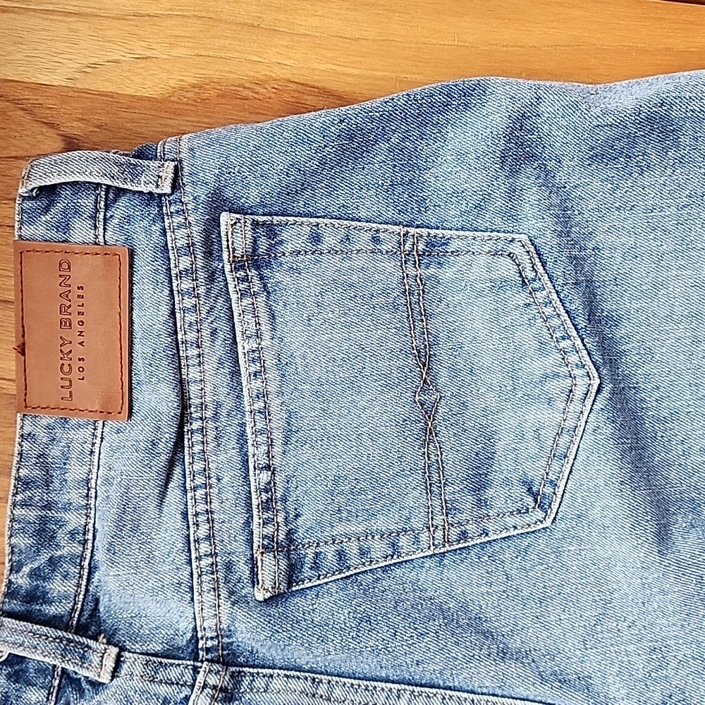 NWOT Lucky Brand denim Boyfriend Short size 29 8 Light Wash Distressed Raw Edge - Picture 8 of 10